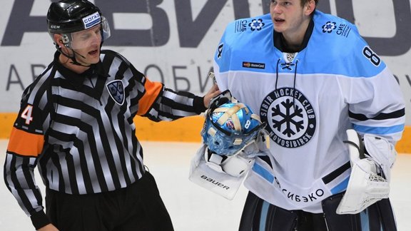 referee Eduard Odins and Sibir Alexei Krasikov