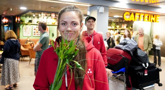 Foto: Rīgā sagaidīti pēdējie Parīzē palikušie Latvijas olimpieši