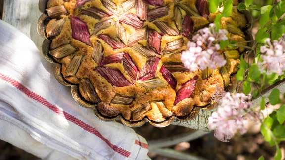 rabarbermaize rabarberi plātsmaize kūka deserts pavasaris