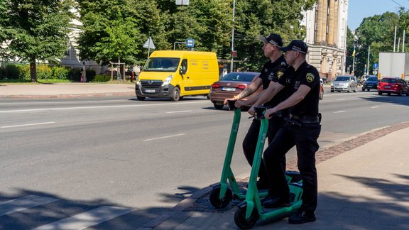 Rīgas policija patrulē ar elektroskrejriteņiem - 11