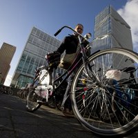 Nīderlandē aizliegs lietot mobilos telefonus, braucot ar velosipēdu