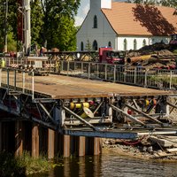 Foto: Pagaidu tilta pār Salacu būvniecība Salacgrīvā