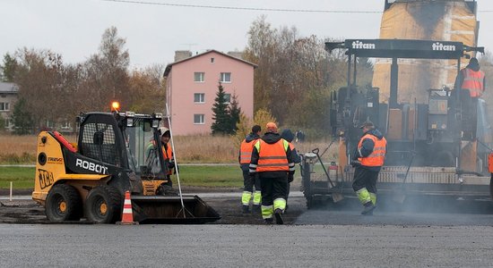 Autovadītāju ievērībai: 54 valsts autoceļu posmos notiek remontdarbi