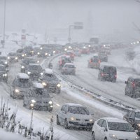 Foto: Francijas kalnos sniegputeņa dēļ iestrēgst tūkstošiem automašīnu