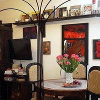 Ciemos: Kinooperatora Valda Eglīša mājoklis ar mēbelēm no antikvariāta un daudzām gleznām