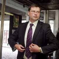 Panākta vienošanās par demogrāfijas atbalsta pasākumiem un par ostu nodokli, saka Dombrovskis