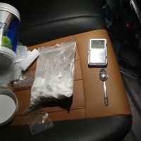 Foto: Pie narkotiku tirgoņiem atrod 380 gramus kokaīna un trīs kilogramus marihuānas
