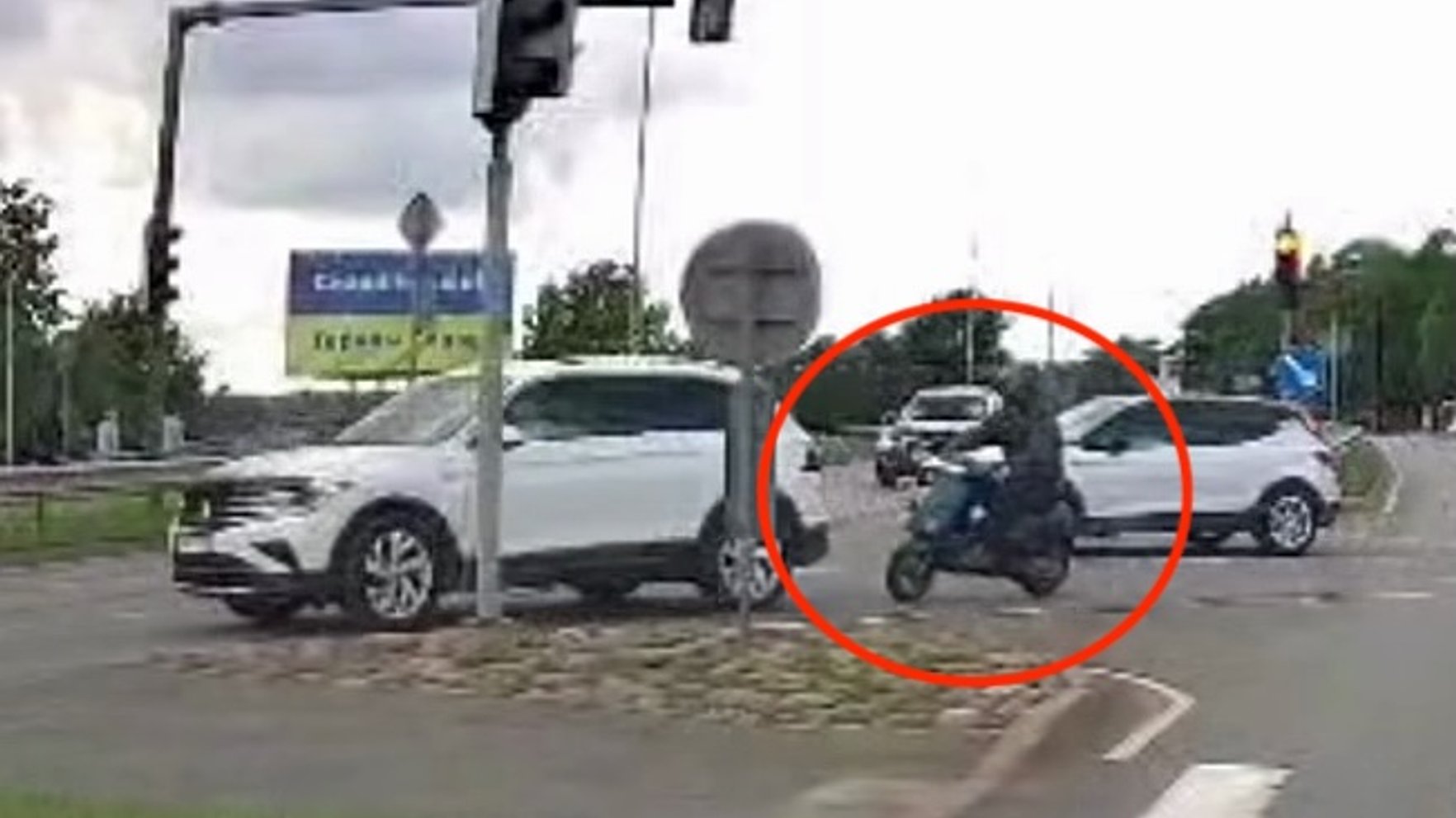 Video: Ogrē motorollera vadītājs ietriecas automob