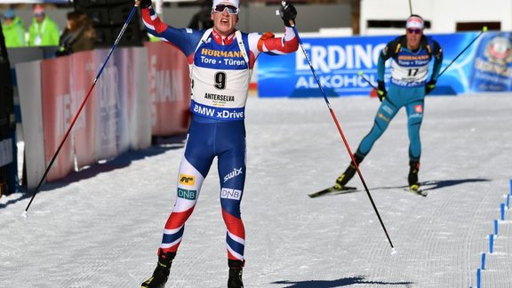 Johannes Thingnes Boe celebrates over Quentin Fillon Maillet 