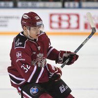 Edgars Kulda Čehijas hokeja čempionātā debitē ar vārtiem un rezultatīvu piespēli