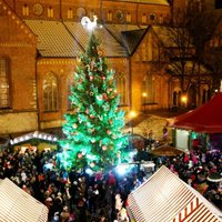 ФОТО: На Домской площади зажгли елку и открыли рождественский базарчик