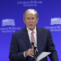 Bušs brīdina par Trampa radītiem draudiem demokrātijai