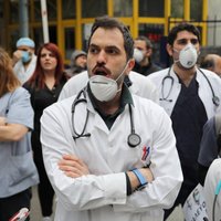 Grieķijas mediķi protestē pret darba apstākļiem pandēmijas laikā