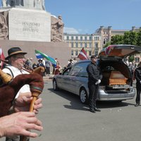 Foto: Plīvojot līvu un latviešu karogiem, atvadās no folkloristes Helmī Staltes