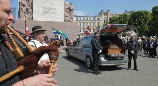 Foto: Plīvojot līvu un latviešu karogiem, atvadās no folkloristes Helmī Staltes