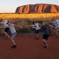Sajūsmu gūst latviešu jaunekļu tautiskais dancis pie Uluru klints Austrālijā