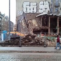 Video: Putekļiem mutuļojot, Rīgas centrā nojauc nākamo graustu