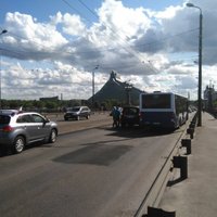 На Каменном мосту в Риге столкнулись автобус и легковое авто