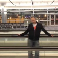 Video: Vīrietis garlaikojas lidostā un ar 'iPhone' uzņem videoklipu