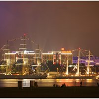 'The Tall Ships Races' burinieki naktī: aculiecinieka foto