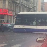 Foto: Matīsa un Brīvības ielu krustojumā pēc avārijas no sliedēm 'nolido' tramvajs