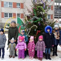 Kaimiņu būšana Daugavpilī: 120 cilvēki apvienojas eglītes iegādē un rotāšanā