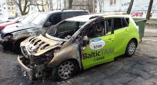 Bandīti uzbrūk 'BalticTaxi': stāvvietā nodedzināti trīs taksometri