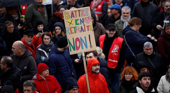 Francijā protestos pret pensiju reformu piedalās simtiem tūkstoši cilvēku