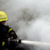 В Риге — серьезный пожар в жилом доме; закрыто движение