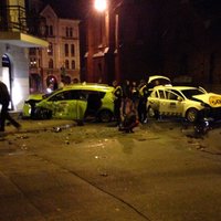 Тяжелая авария в Риге: Автомобиль Baltic Taxi столкнулся с такси SOS