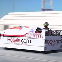 Video: Uzstādīts jauns Ginesa rekords braukšanas ātrumā ar gultu