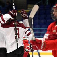 Latvijas U-18 hokejisti pieveic baltkrievus; cīnīsies par vietas saglabāšanu PČ elitē