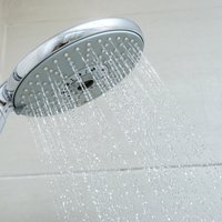 Ģenerāltīrīšana dušai – kā nospodrināt dušas uzgali?