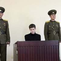 Ziemeļkorejas tiesa ASV tūristam piespriež sešus gadus darba nometnē