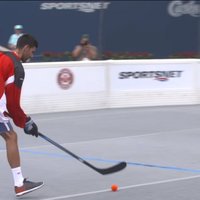 Video: Džokovičs demonstrē savas prasmes hokejā ar bumbiņu