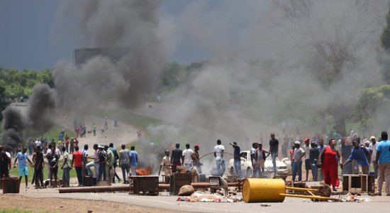 Zimbabvē turpinās protesti, vairāki cilvēki gājuši bojā