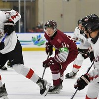Latvijas U-20 hokeja izlase pārbaudes spēlē piekāpjas austriešiem