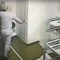 'Gulagu.net' publicē jaunus cietumnieku spīdzināšanas video; pa logu izmests cilvēks iet bojā