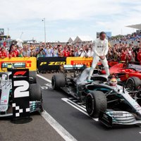 'Mercedes' piloti Hamiltons un Botass izcīna drošu dubultuzvaru Francijas 'Grand Prix'