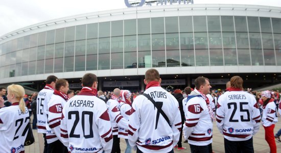 Latvijas fani Prāgā 'aplaužas' ar cerībām uz lētām biļetēm, vēsta laikraksts