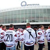 Latvijas fani Prāgā 'aplaužas' ar cerībām uz lētām biļetēm, vēsta laikraksts
