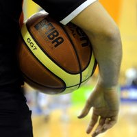 Игрока НБА удалили за "потирание мяча"