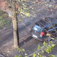 Foto: Savdabīgs 'parkošanās' piemērs Rīgā