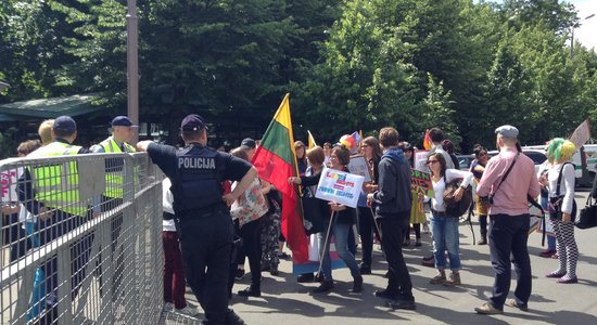 ФОТО: сотни участников Европрайда собрались в центре Риги