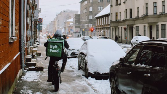 No 2200 pārbaudītajiem pārtikas piegādes kurjeriem 43 Latvijā uzturas nelikumīgi