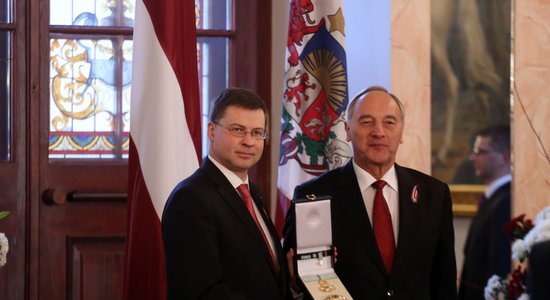 ФОТО: Домбровскис и Демакова получили ордена Трех звезд