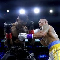 Украинский боксер Усик защитил свои титулы в бою с британцем Джошуа