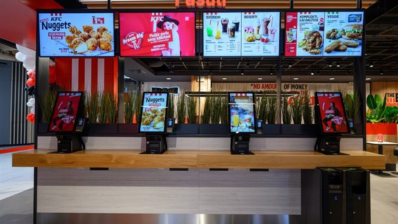 Foto: Atvērts lielākais KFC restorāns Latvijā