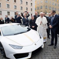 Ватикан продаст с аукциона подаренный папе римскому Lamborghini