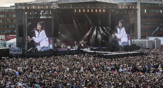 Foto: Mančestrā aizvada labdarības koncertu teroraktā cietušajiem